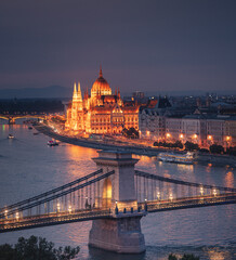 Fototapeta na wymiar Amazing Chain Bridge with the Parliament in sunset in Budapest, Hungary
