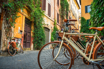 Fototapeta na wymiar Row of classic bicycles at the narrow street in Rome