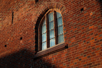 Okno w kościele na ścianie z cegieł.