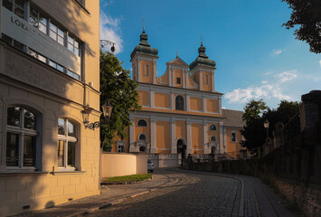 P&oacute;źne popołudnie i widok na kości&oacute;ł Franciszkan&oacute;w.