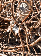 Haufen mit Stahlschrott einer Abrissbaustelle