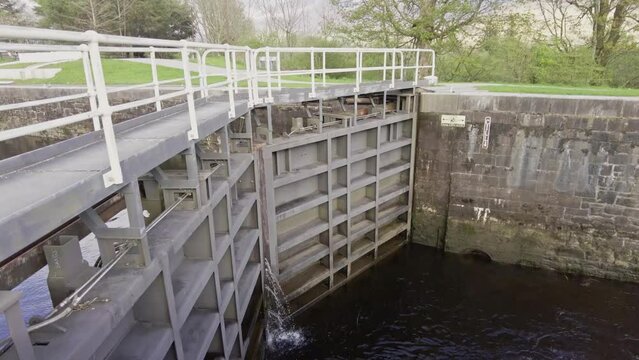 Chemin &agrave; cot&eacute; d'une rivi&egrave;re en Ecosse