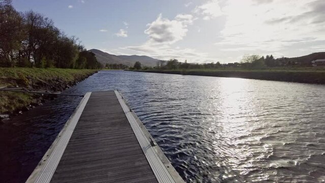 Chemin &agrave; cot&eacute; d'une rivi&egrave;re en Ecosse
