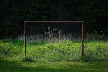Stara bramka piłkarska w lesie.