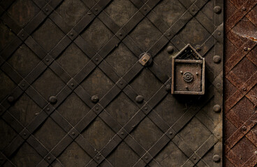 Stare, zabytkowe, metalowe drzwi.
