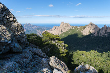 Montagnes du sud de la Corse qui surplombent la mer Méditerranée 