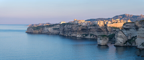 Panorama des falaises de Bonifacio au lever du soleil Corse du sud France