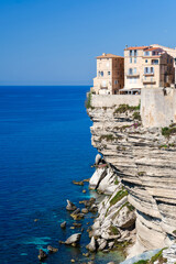 Maisons à flanc de falaise au dessus de la mer Méditerranée dans la ville médiévale de Bonifacio dans le sud de la Corse.