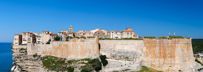 Panorama de la citadelle de Bonifacio en Corse du Sud sous un grand ciel bleu