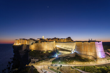 Vue sur la ville de Bonifacio de nuit après le coucher du soleil en Corse du sud