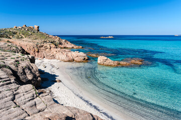 Plage de rêve avec sable blanc et eau turquoise dans le sud de la Corse