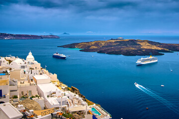 Naklejka premium Aerial of Santorini island and towns and cruise ships in bay, Greece 