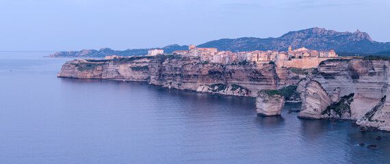 Fototapeta na wymiar Panorama sur les falaises de Bonifacio en Corse du Sud avant le lever du soleil - Bonifacio - Corse - France