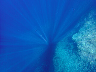 vista subacquea con raggi di luce che attraversano l'acqua