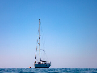 Fototapeta premium Barca a vela in mare sullo sfondo del cielo blu 1191