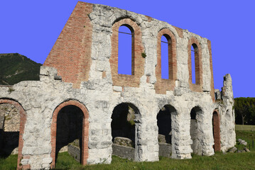 Fototapeta na wymiar Ruines du théâtre romain à Gubbio en Ombrie. Italie