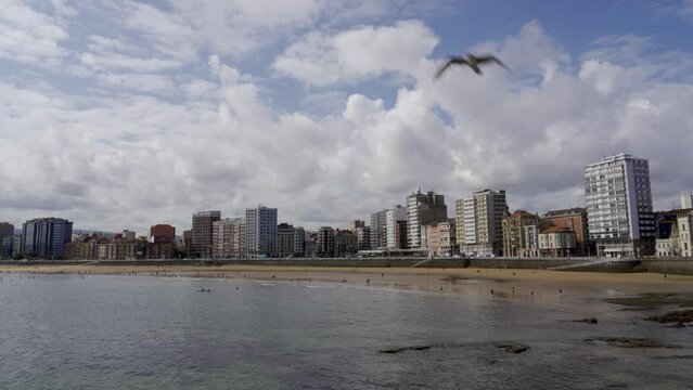 Playa de San Lorenzo en Gij&oacute;n, Asturias, Espa&ntilde;a.