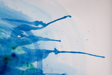 Acquerello su carta bianca, macchie di colore in varie tonalità di azzurro, blu e verde