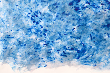 Fototapeta na wymiar Acquerello su carta bianca, macchie di colore in varie tonalità di azzurro e blu