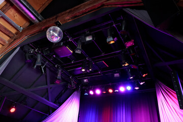 theaterbeleuchtung bühne vorhang disco beamer - obrazy, fototapety, plakaty