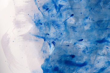 Acquerello su carta bianca, macchie di colore in varie tonalità di azzurro e blu