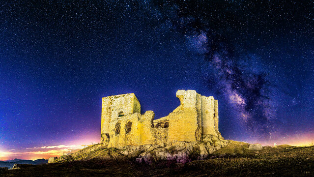 Castillo de la Estrella con V&iacute;a Lactea. Teba, M&aacute;laga, Andaluc&iacute;a, Espa&ntilde;a