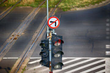 Znak zakaz skrętu w lewo skrzyżowaniu dróg w mieście.