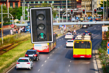 Sygnalizator ze światłami kierującymi ruchem pojazdów na skrzyżowaniu. 