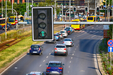Sygnalizator ze światłami kierującymi ruchem pojazdów na skrzyżowaniu. 
