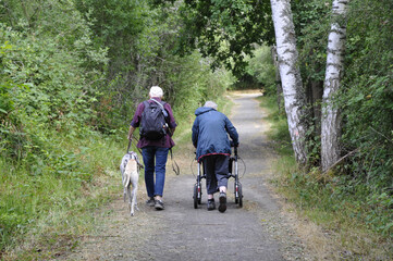 frau mit rollator unterwegs