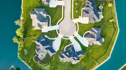 Cul-de-sac peninsula blue pond of rich homes in neighborhood downward roof and lawn view aerial - obrazy, fototapety, plakaty