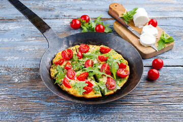 Traditionelles vegetarisches deutsches Rucola Omelett mit Kirschtomaten und Ziegen Frischkäse...