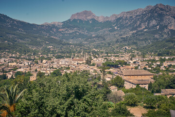 Fototapeta na wymiar Panoramaaussicht auf Sollér im Tramuntanagebirge auf Mallorca