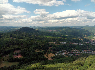 Blick auf Annweiler von der Reichsburg Trifels bei Annweiler am Trifels im Landkreis Südliche Weinstraße am Rande des Pfälzerwald, Rheinland-Pfalz, Deutschland.