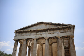 Obraz premium Old ancient restored Greek building with columns and roof in ancient Athens museum on a blue sunny sky, Greece