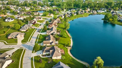 Schilderijen op glas Pond property houses rich suburban neighborhood aerial © Nicholas J. Klein