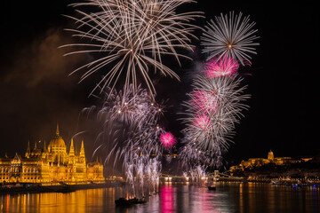 Obraz premium Budapest fireworks show on August 20th. St. Stephen’s Day.