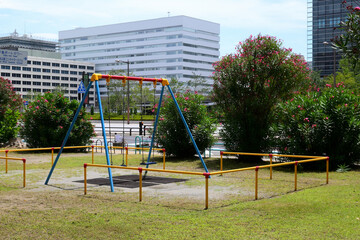 児童公園のブランコ