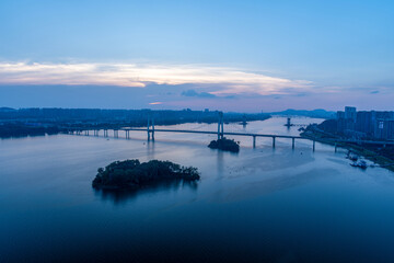 Obraz premium Aerial photography of night scenes near the Sanchaji Bridge in Changsha