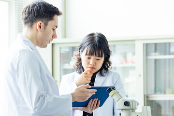 Naklejka premium 研究室で会話する多国籍グループ