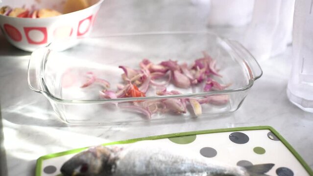 put the onion in the dish to put the sea bream in the oven