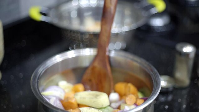 Add black pepper and cumin to the preparation of vegetable soup
