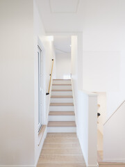 白壁で明るい新築住宅の階段