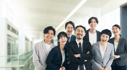 オフィスで笑う会社員のグループ