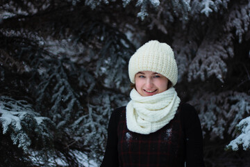 Obraz premium A woman in winter on the street in a hat