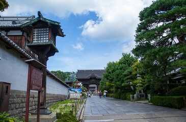 善光寺　表参道｜灯籠が並び気持ち良く歩ける石畳の素敵な参道です
