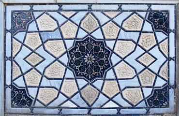ウズベキスタンの青い幾何学模様のタイル