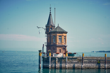 Leuchtturm von Konstanz am Bodensee neben der Imperia Statue