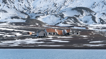 Old Whalers hut at Deception Island, Antarctica © Иван Грабилин
