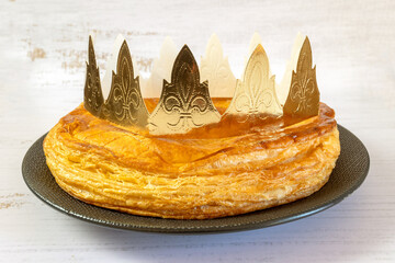 galette des rois avec sa couronne, en gros plan, sur une table
